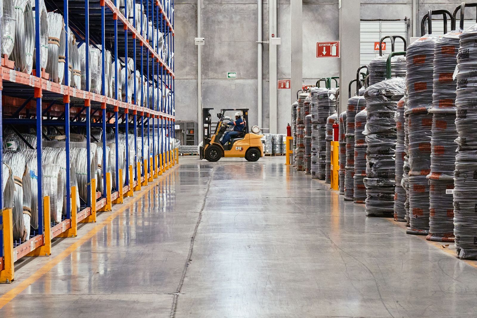 Heftruck in een industrieel magazijn met gevulde stellingen