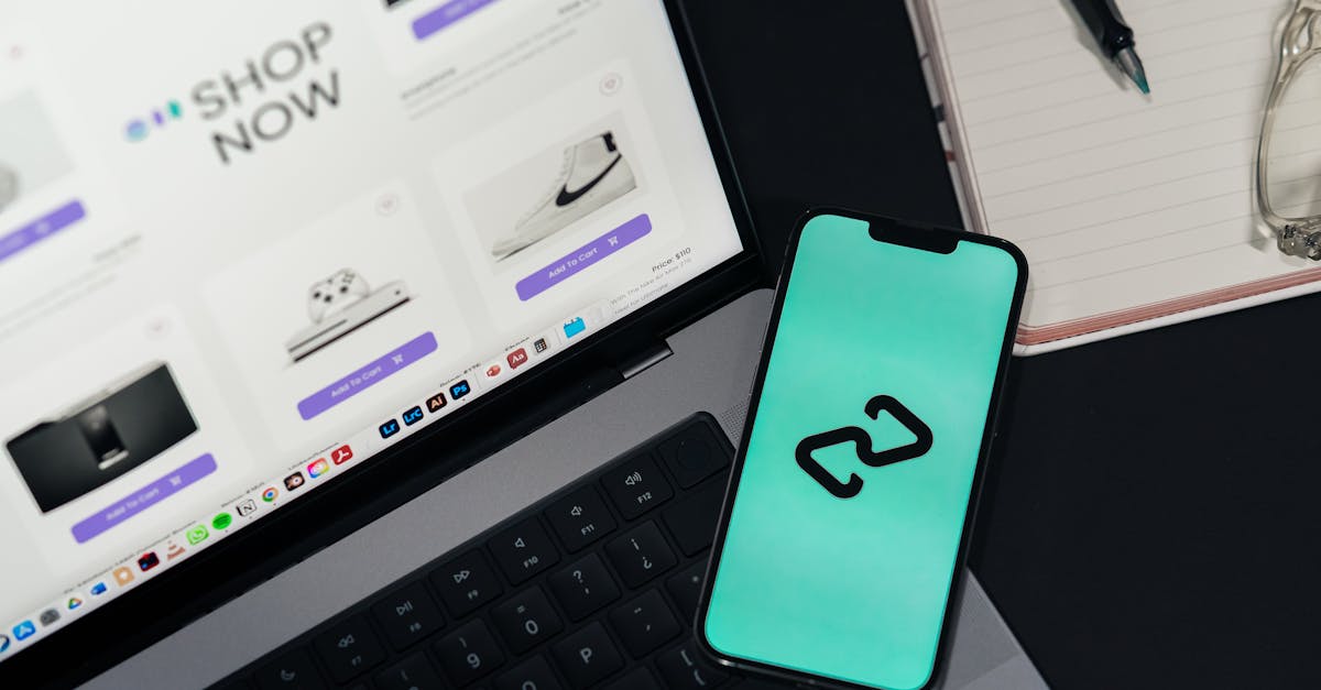 Een smartphone en laptop met daarop een afbeelding van online winkelplatforms, wat duidt op digitale detailhandel.