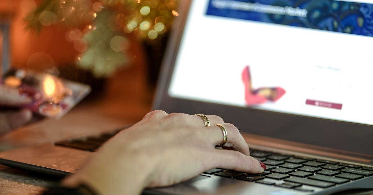 Rechterhand Met Gouden Ring Op Zwarte En Grijze Laptopcomputer